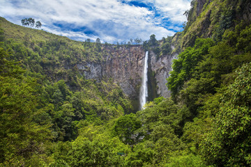Fototapeta premium Sipisopiso waterfall in northern Sumatra, Indonesia