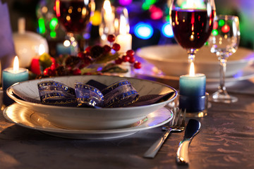 Table settings on the Christmas table