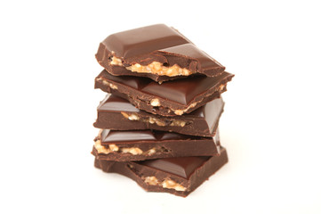 carrés de chocolat aux noisettes sur fond blanc
