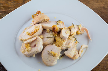Arrosto, rolata di tacchino ripiena di uova, mazo affumicato affettato, arrosto di tacchino affettato