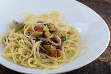 Piatto si spaghetti mari e monti, spaghetti italiani, primo piatto, pasta pesce