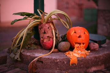 Halloween K&uuml;rbis und R&uuml;be