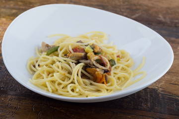 Piatto si spaghetti mari e monti, spaghetti italiani, primo piatto, pasta pesce