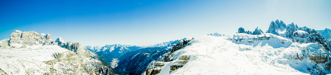 Fototapeta na wymiar Snowy winter mountain panorama