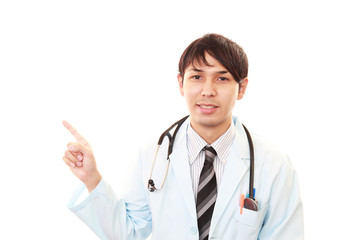 指示する笑顔の医師