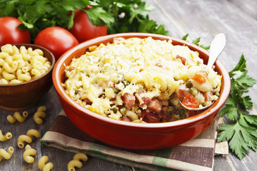 Baked pasta with bacon and green peas