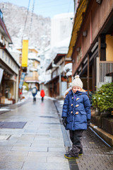 Fototapeta na wymiar Little girl at town in Japan