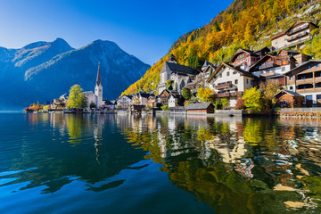 Fototapeta premium Hallstatt mountain village in fall, Salzkammergut, Austria