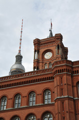 Obraz premium Rotes Rathaus und Funkturm in Berlin