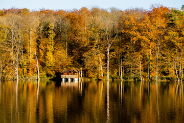 Fischerhaus im Herbst