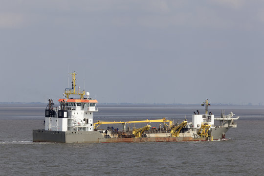 Saugbagger auf der Elbe