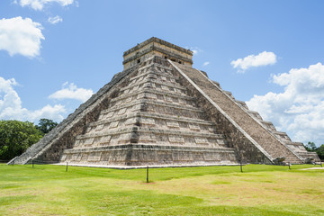 El Castillo, in Chichén Itzá, on a sunny day  - obrazy, fototapety, plakaty