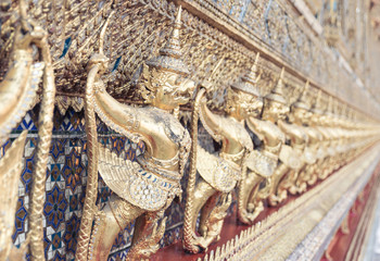 Fototapeta premium Group of golden statues in athai temple