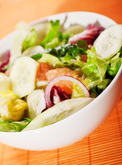 Salad with lettuce, cucumbers and grapefruit