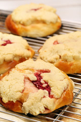 Bun pie with strawberries and crumble