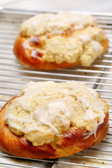 Bun pie with crumble and icing