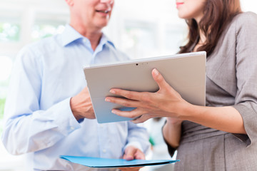 Obraz premium Business people in office at short presentation