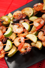 Shrimps skewers with vegetables