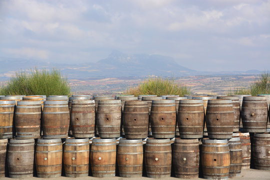 barriles de madera en los campos de La Rioja