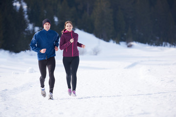 couple jogging dehors sur la neige