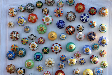 bunte Türgriffe, Knauf, künstlerisch auf Holztür