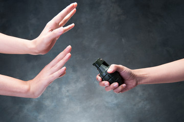 爆弾を拒否する手