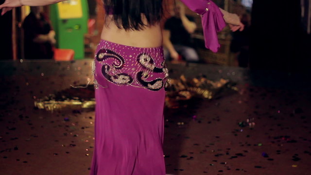 Eastern  woman  dancing belly dance concert