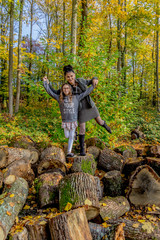 Fillette et femme dans le parc du Couvent de La Tourette