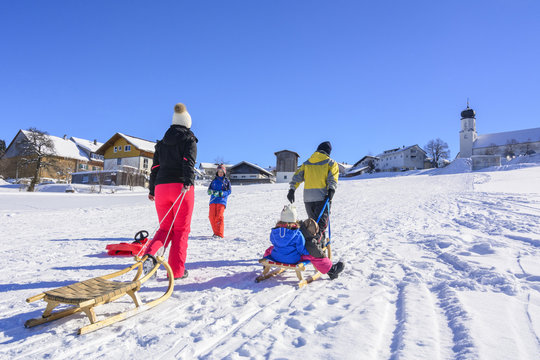 Familie am Rodelhang