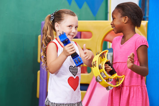 Kinder machen Musik mit Schellenring