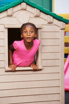 Mädchen schaut staunend aus Spielhaus