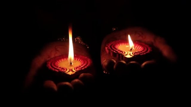 Deepak candle in the hands of Indian women