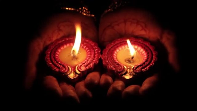 Deepak candle in the hands of Indian women