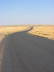 Naklejka premium winding country road