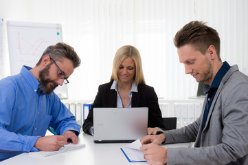 junges team sitzt im meeting