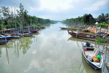Obraz premium Rural asian fishing boat resting along the river