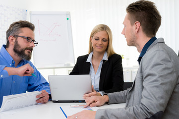 team bespricht sich beim meeting
