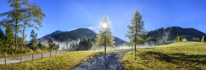 Obraz premium herbstliche Nebelschwaden im Gebirge