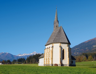 Fototapeta na wymiar Filialkirche St. Athanasius bei Berg im oberen Drautal / Kärnten / Österreich
