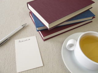 Bücherstapel und eine Bücherliste