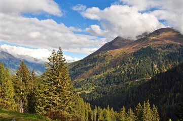 Arlbergstrasse am Arlberg mit Blick zur Saumspitze und Breitspitz
