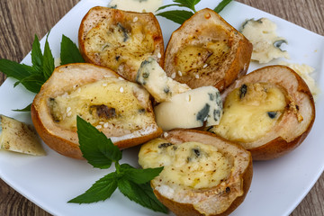 Baked pear with blue cheese