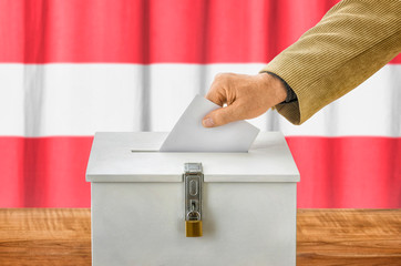 Mann wirft Stimmzettel in Wahlurne - Österreich