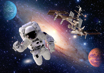 Kosmonauta kosmonauta pasuje do ludzi planety kosmicznej stacji kosmicznej. Elementy tego zdjęcia dostarczone przez NASA. - 94917107