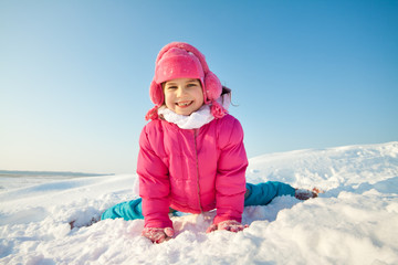 Fototapeta na wymiar Little child playing in snow