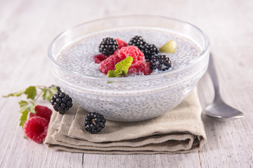 chia and berry, healthy breakfast