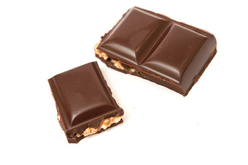 carrés de chocolat aux noisettes sur fond blanc