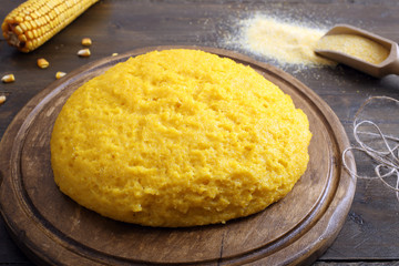  polenta  su tavolo di legno rustico