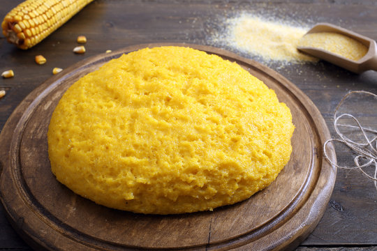  polenta  su tavolo di legno rustico