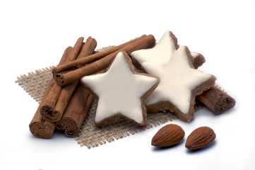 Zimtsterne mit Mandeln und Zimtstangen